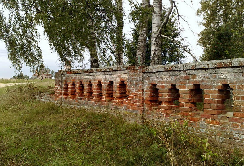 Церковь Троицы Живоначальной в Песьянке, Гатиха (Камешковский район, Владимирская область). дополнительная информация, Кладбищенская ограда,2-я пол.19 века.