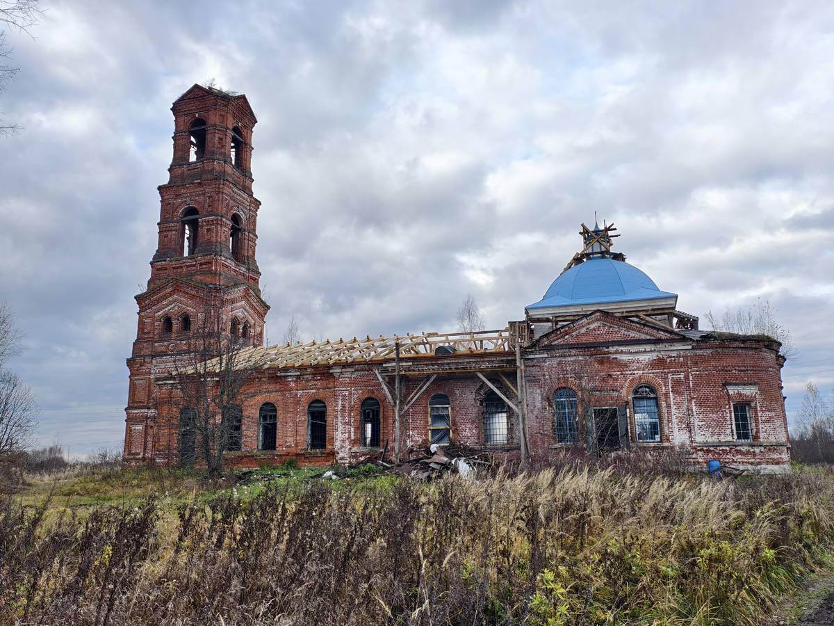 Церковь Введения во храм Пресвятой Богородицы, Леонтьево (Камешковский район, Владимирская область). фасады, Общий вид восстановительных работ с юга