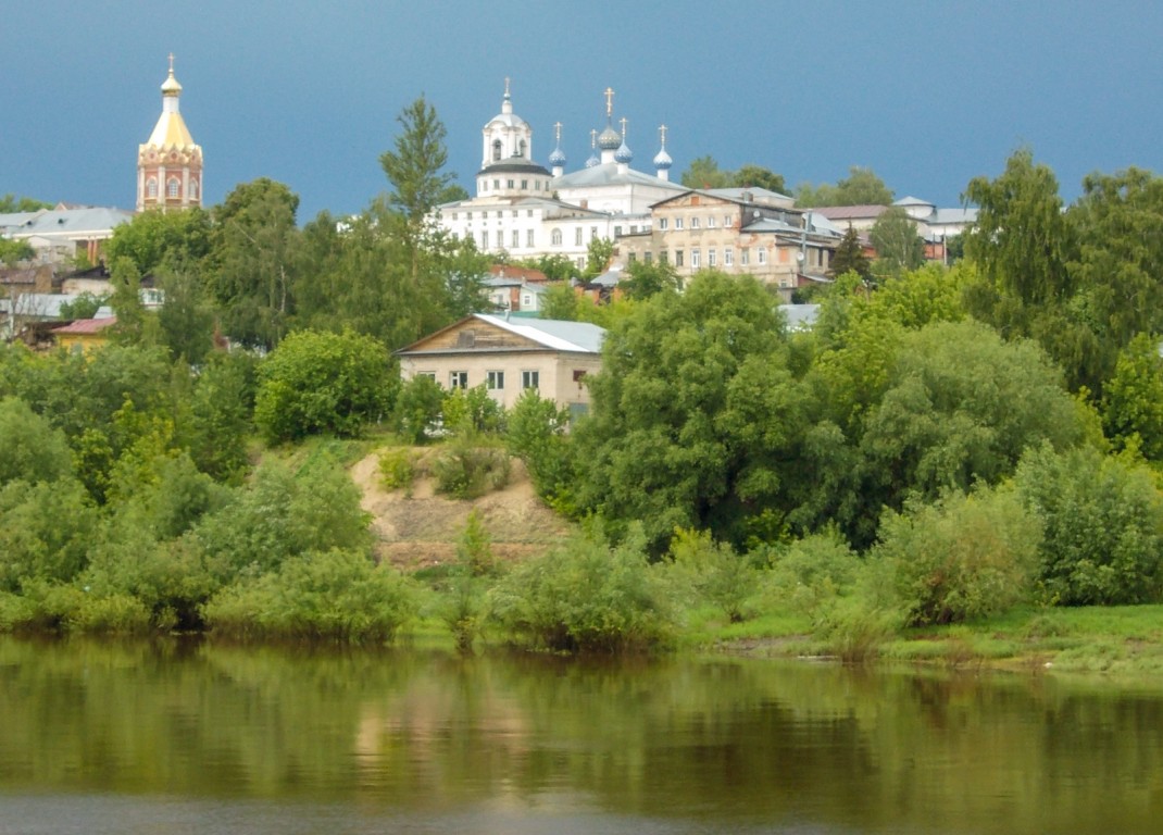 Церковь Успения Пресвятой Богородицы, Касимов (Касимовский район и г. Касимов, Рязанская область). общий вид в ландшафте, Храмовый комплекс Соборной пл.: Вознесенский собор (слева) и Успенская церковь. Вид с Оки