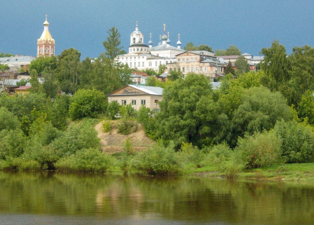 Касимов. Церковь Успения Пресвятой Богородицы. общий вид в ландшафте, Храмовый комплекс Соборной пл.: Вознесенский собор (слева) и Успенская церковь. Вид с Оки