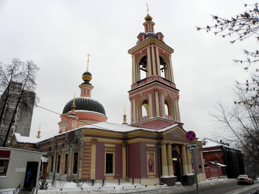 Басманный. Церковь Ирины (Троицы Живоначальной) в Покровском. общий вид в ландшафте