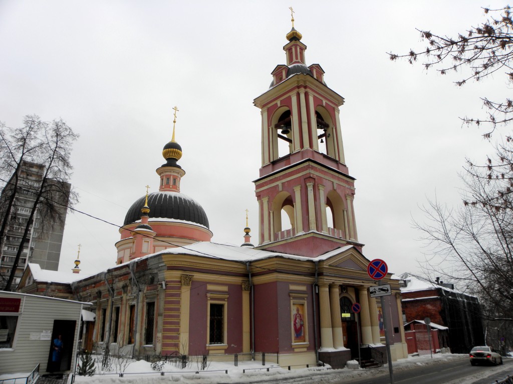 Церковь Ирины (Троицы Живоначальной) в Покровском, Басманный (Центральный административный округ (ЦАО), г. Москва). общий вид в ландшафте