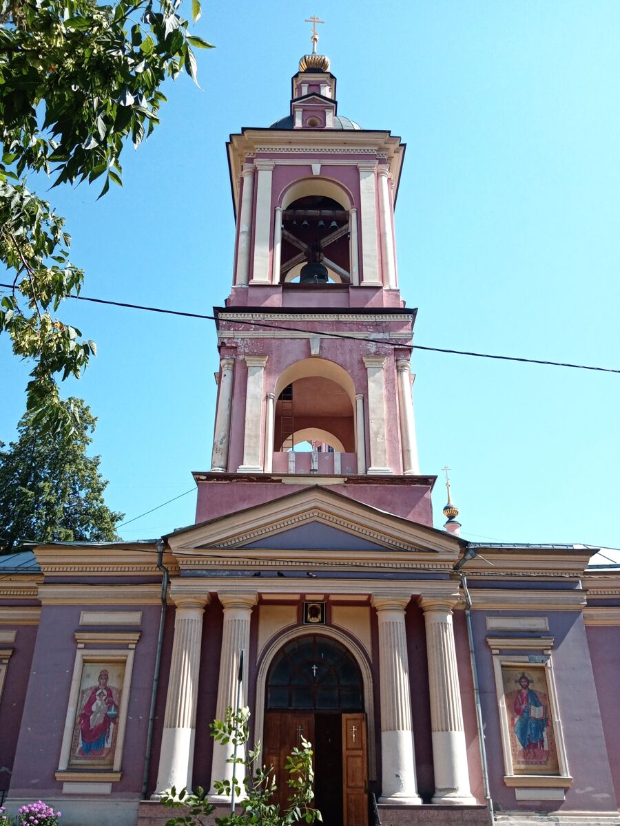 Церковь Ирины (Троицы Живоначальной) в Покровском, Басманный (Центральный административный округ (ЦАО), г. Москва). общий вид в ландшафте, Вид на колокольню и центральный вход в храм