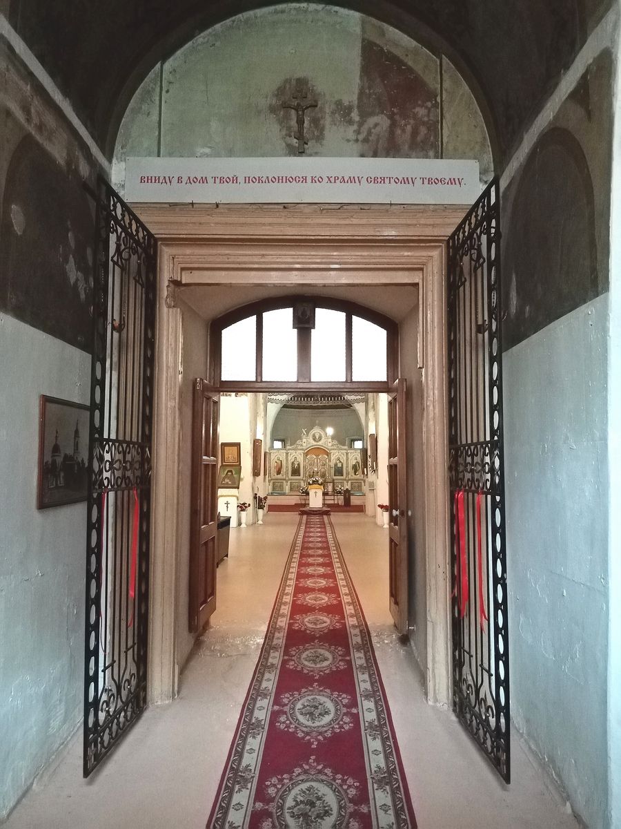 Церковь Ирины (Троицы Живоначальной) в Покровском, Басманный (Центральный административный округ (ЦАО), г. Москва). интерьер и убранство, Притвор храма