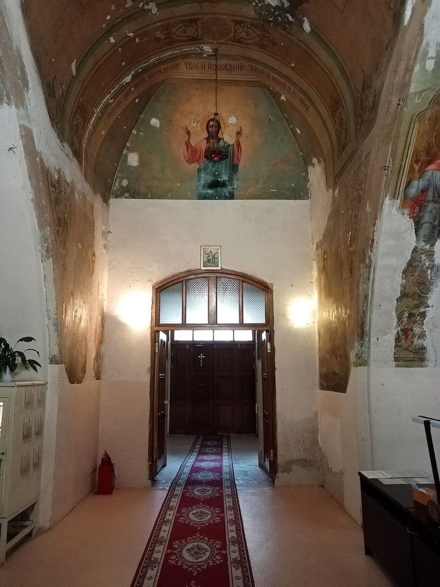 Церковь Ирины (Троицы Живоначальной) в Покровском, Басманный (Центральный административный округ (ЦАО), г. Москва). интерьер и убранство, Вид на главный вход в храм с трапезной