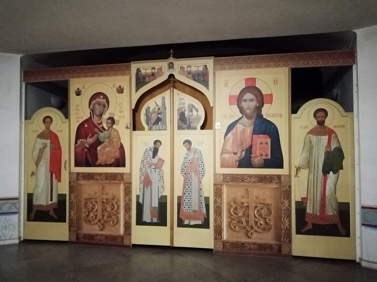 Центральный иконостас нижнего храма в честь св. князя Владимира, интерьер и убранство. Церковь Ирины (Троицы Живоначальной) в Покровском, Басманный (Центральный административный округ (ЦАО), г. Москва)