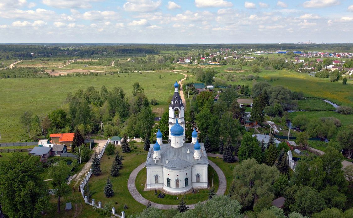 Церковь Казанской иконы Божией Матери, Казанское (Павлово-Посадский городской округ и г. Электрогорск, Московская область). общий вид в ландшафте