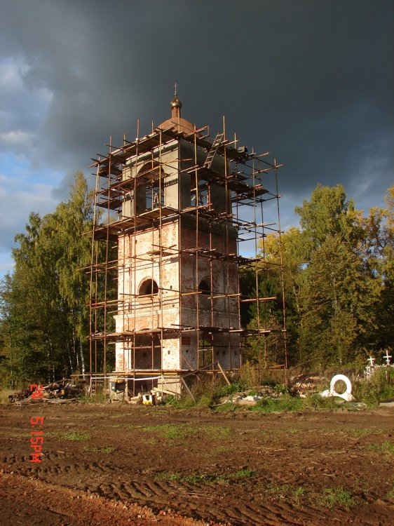 Церковь Троицы Живоначальной, Троица-Чижи, урочище (Павлово-Посадский городской округ и г. Электрогорск, Московская область). фасады, новое завершение колокольни никак не похоже на шпиль, остатки которого мы видим на снимках 2005-2007 годов