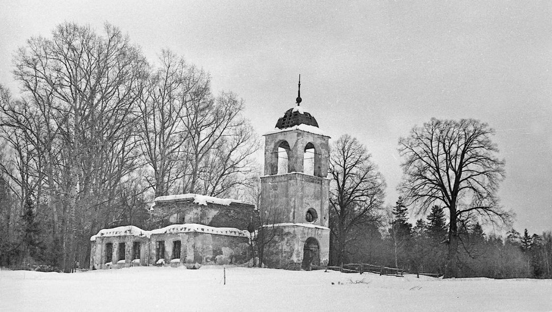 Троица-Чижи, урочище. Церковь Троицы Живоначальной. архивная фотография, Снято во время лыжного похода в январе 1982 года
