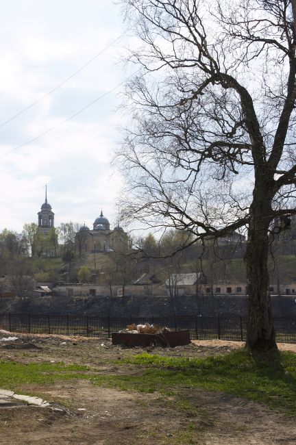 Старица. Ансамбль собора Бориса и Глеба и церкви Спаса Нерукотворного Образа. дополнительная информация, Вид с другого берега Волги от Свято-Успенского монастыря