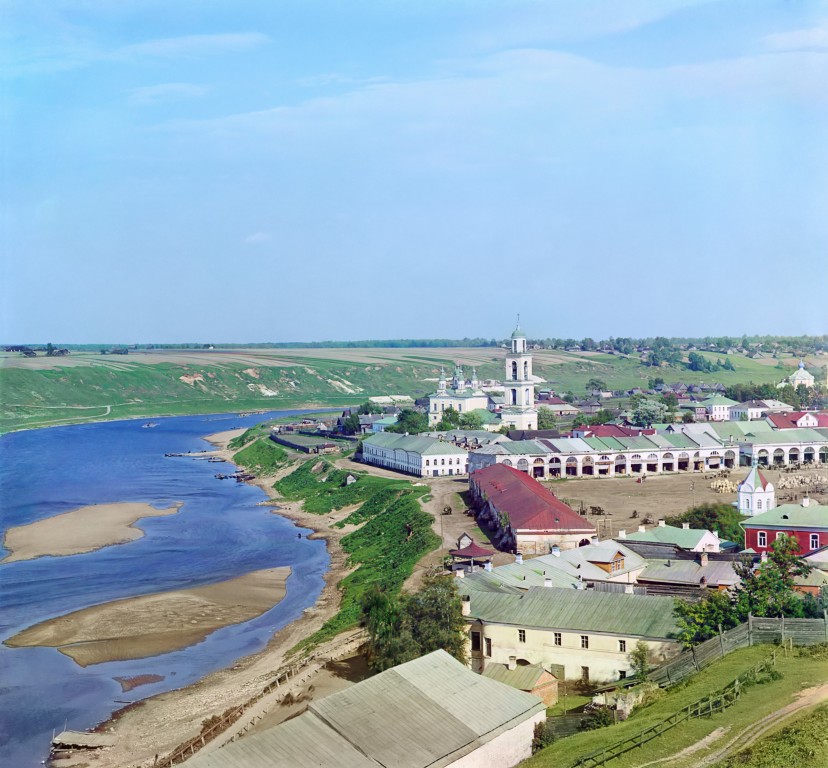 Церковь Николая Чудотворца, Старица (Старицкий район, Тверская область). архивная фотография, С. М. Прокудин-Горский. Вид на г. Старицу от Борисоглебского собора.. На снимке вид на Торговую площадь и церковь Николая Чудотворца. Фото с http://prokudin-gorskiy.ru/image.php?ID=9