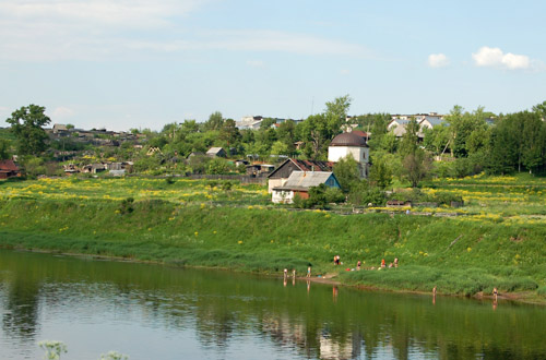Церковь Воскресения Христова, Старица (Старицкий район, Тверская область). общий вид в ландшафте, 2006 год.
Эта церковь была разрушена бомбой во время войны, после войны там был до недавних пор полигон сельхозтехники