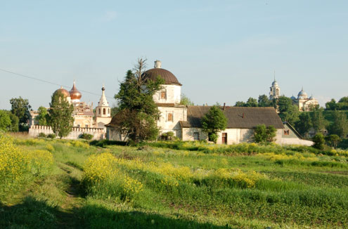 Церковь Воскресения Христова, Старица (Старицкий район, Тверская область). общий вид в ландшафте, За церковью виден Успенский монастырь