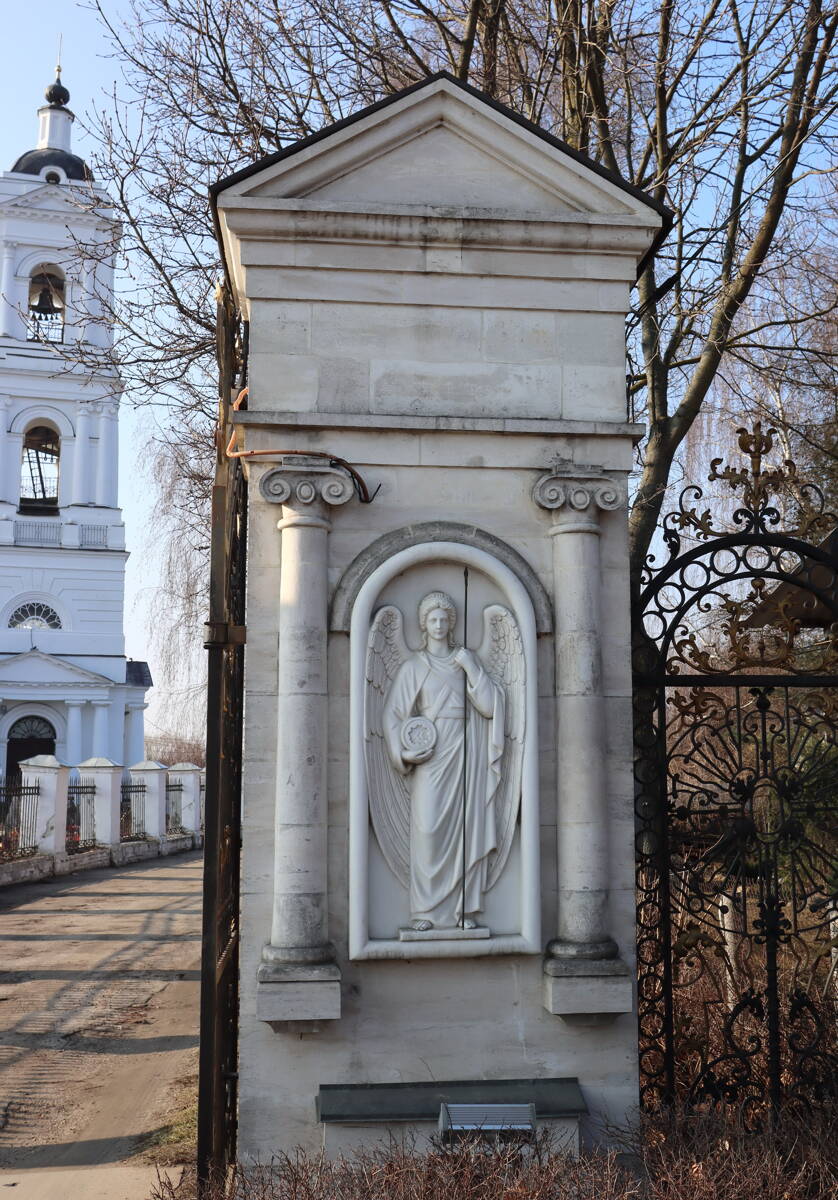 Церковь Успения Пресвятой Богородицы, Богослово (Богородский городской округ, Московская область). дополнительная информация, Столб ворот ограды