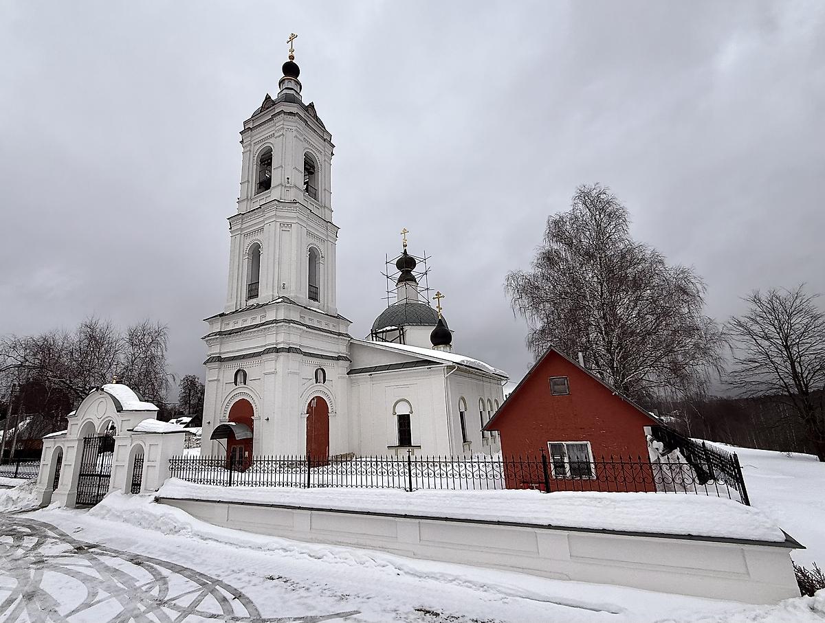 Вид с юго-запада, общий вид в ландшафте. Церковь Преображения Господня, Спас-Темня (Чеховский городской округ, Московская область)