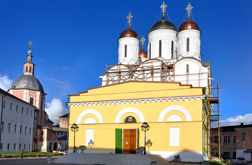 Боровск. Рождества Пресвятой Богородицы Пафнутиев Боровский мужской монастырь. Собор Рождества Пресвятой Богородицы. общий вид в ландшафте