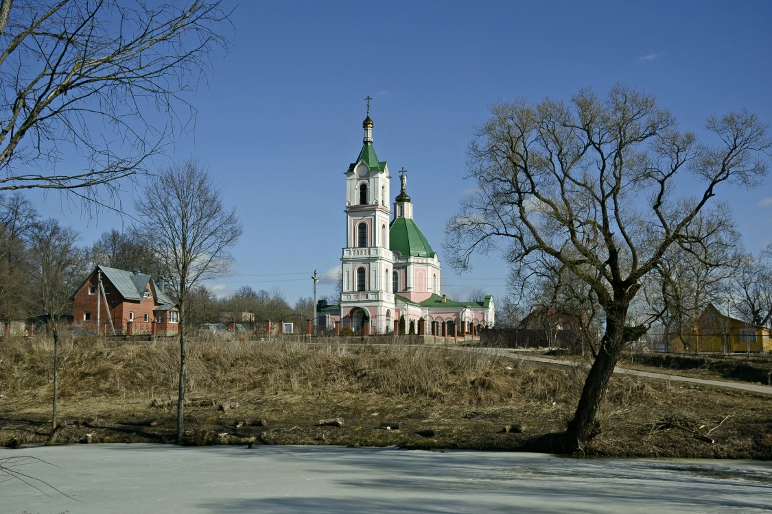 Успенское. Церковь Успения Пресвятой Богородицы. общий вид в ландшафте