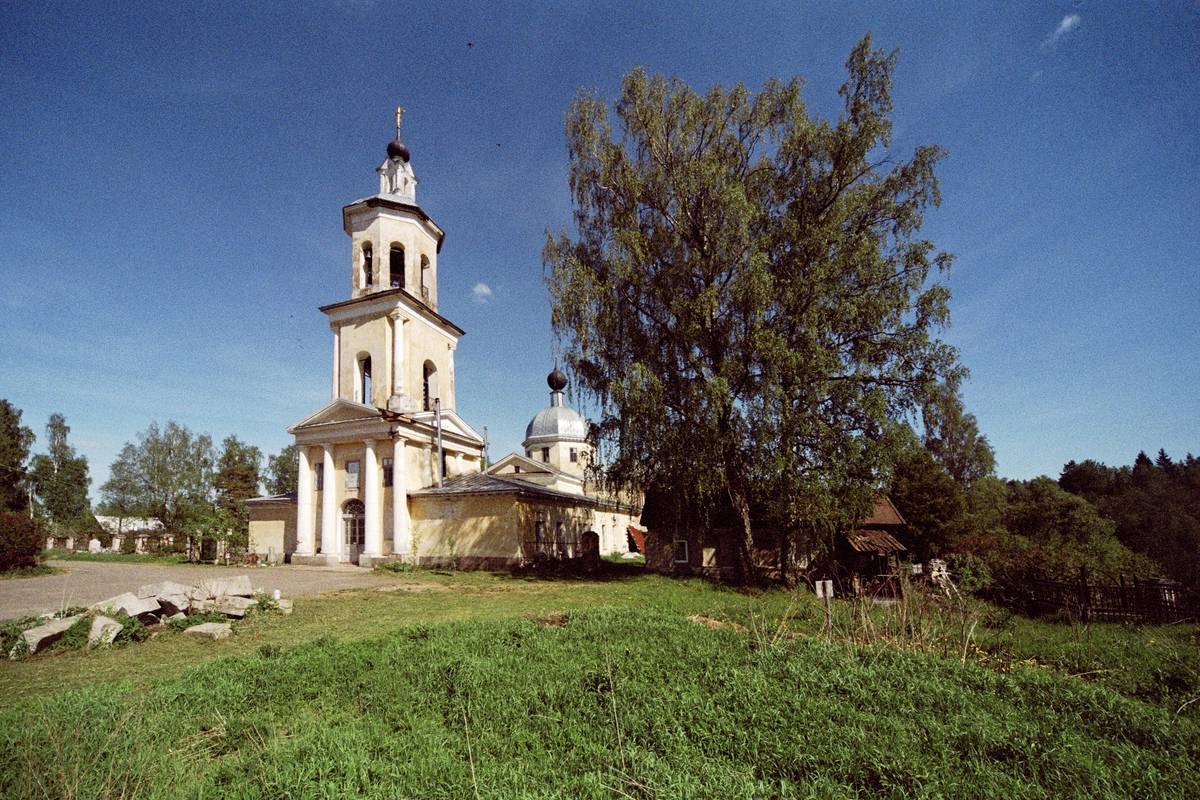 общий вид в ландшафте. Церковь Смоленской иконы Божией Матери, Выдропужск (Спировский район, Тверская область)