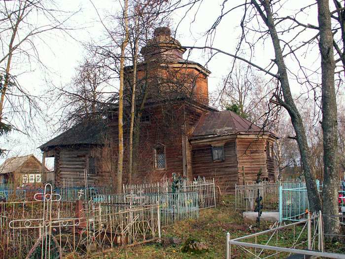 Сольцы (Муссы). Церковь Покрова Пресвятой Богородицы. общий вид в ландшафте