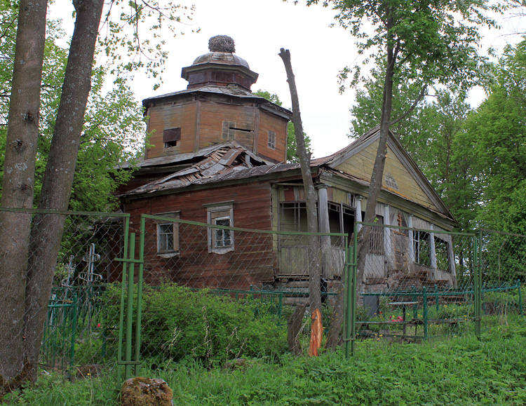 Сольцы (Муссы). Церковь Покрова Пресвятой Богородицы. общий вид в ландшафте, Последствия снежной зимы 2011 г.