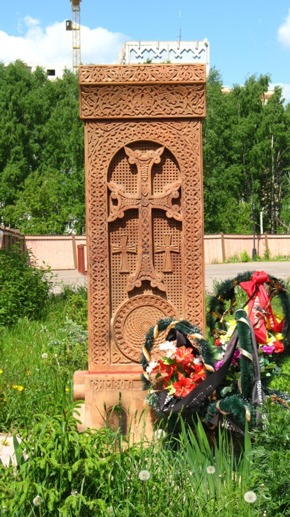 Кафедральный собор Стефана Пермского, Сыктывкар (Сыктывкар, город, Республика Коми). дополнительная информация, Хачкар - поклонный крест во дворе собора