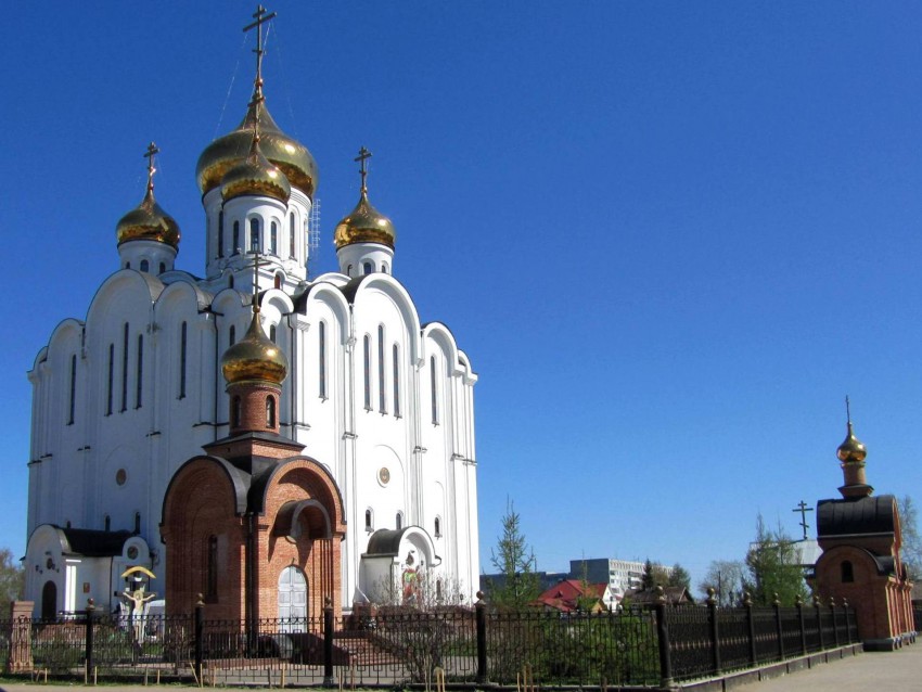 Кафедральный собор Стефана Пермского, Сыктывкар (Сыктывкар, город, Республика Коми). фасады, вид с юго-запада, на переднем плане часовня на фоне кафедрального собора, справа входные ворота