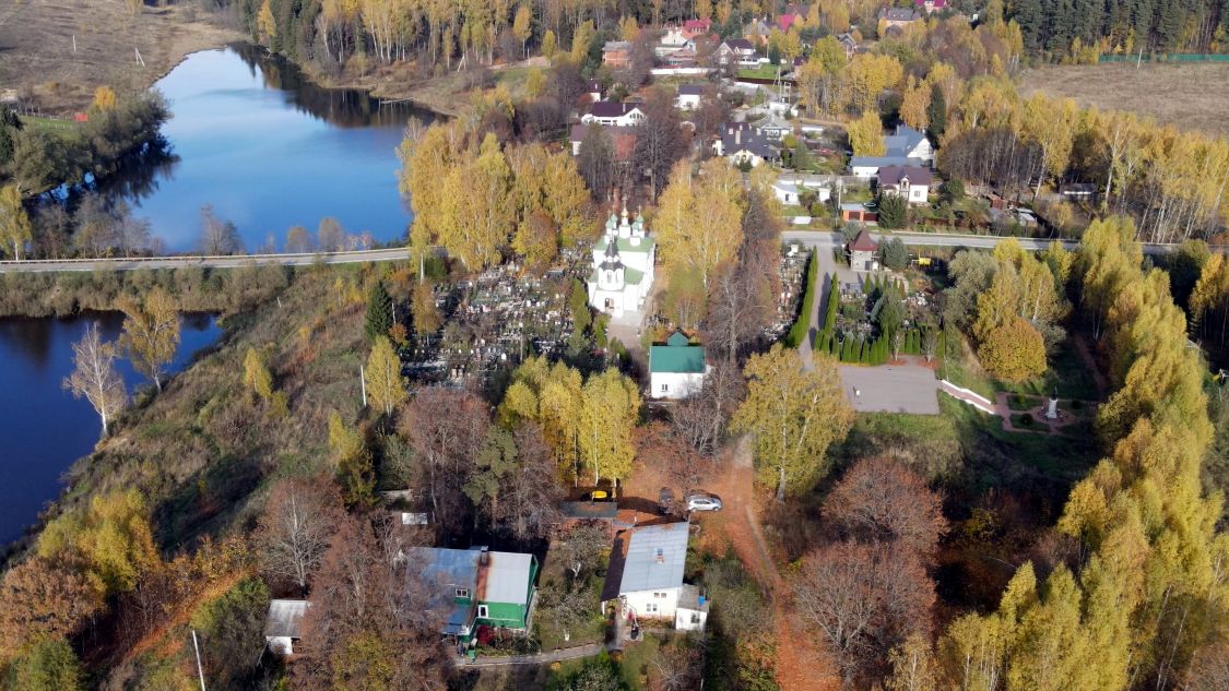 Рождествено-Суворово. Церковь Рождества Пресвятой Богородицы. общий вид в ландшафте