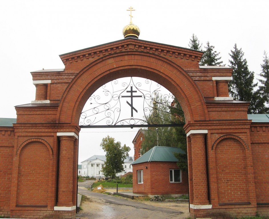 Тюнино. Богородицко-Тихоновский Тюнинский женский монастырь. дополнительная информация, Южные врата ограды монастыря