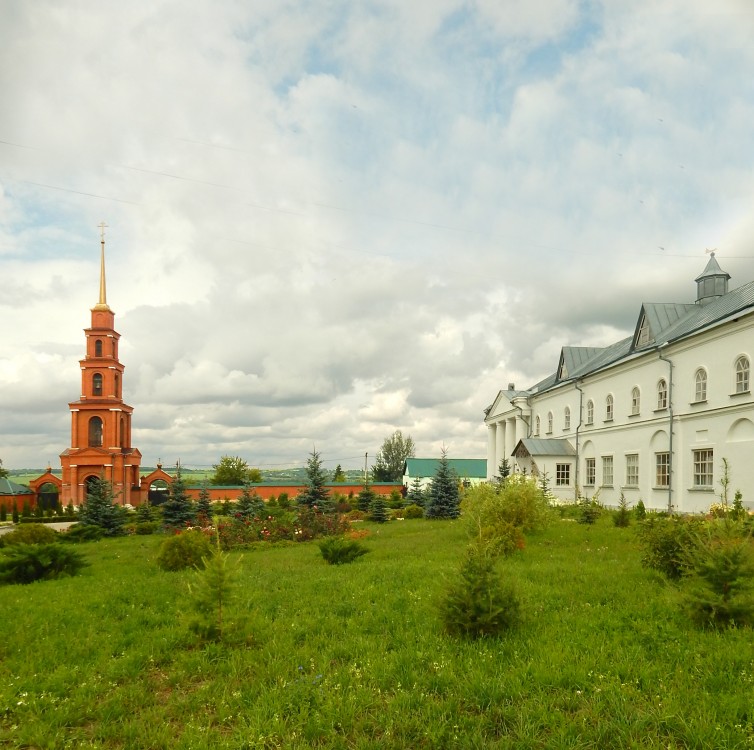 Тюнино. Богородицко-Тихоновский Тюнинский женский монастырь. фасады