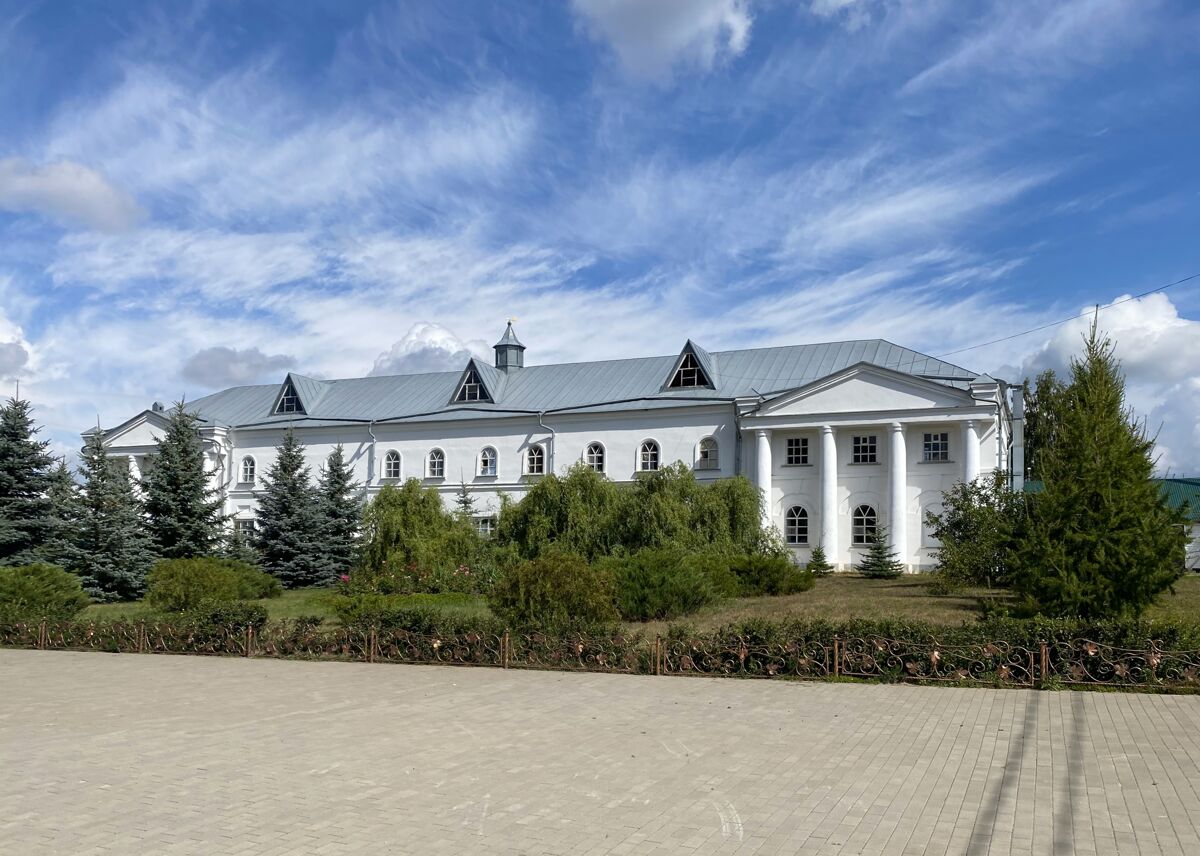 Богородицко-Тихоновский Тюнинский женский монастырь, Тюнино (Задонский район, Липецкая область). архитектурные детали, Келейный корпус