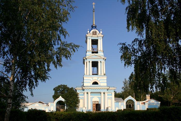 Задонск. Собор Успения Пресвятой Богородицы. общий вид в ландшафте, Вид с запада на колокольню