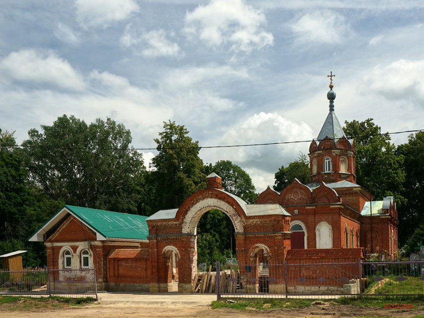 Тюнино. Церковь Казанской иконы Божией Матери (на кладбище). общий вид в ландшафте