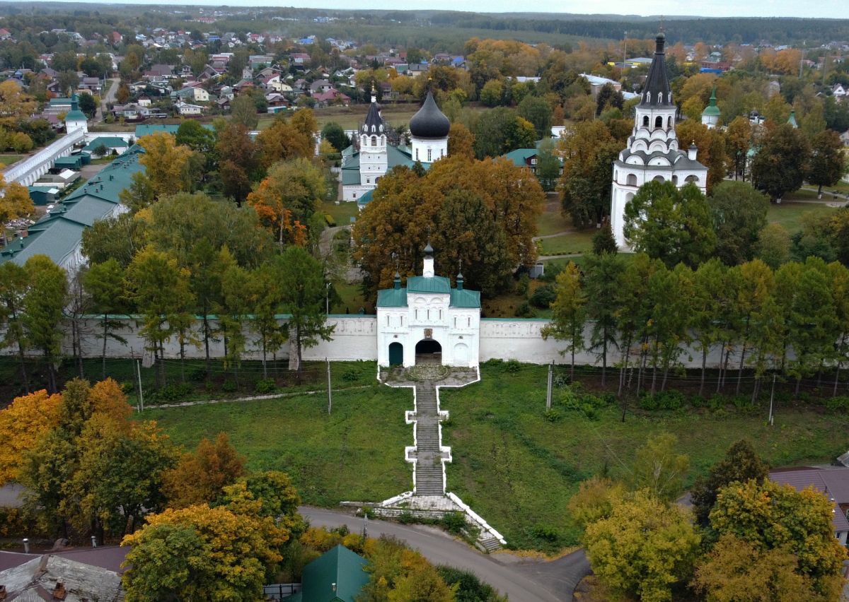 Успенский монастырь. Надвратная церковь Феодора Стратилата, Александров (Александровский район, Владимирская область). общий вид в ландшафте
