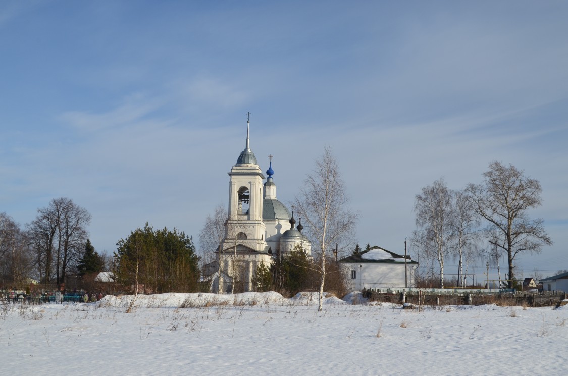 Ворша. Церковь Троицы Живоначальной. общий вид в ландшафте