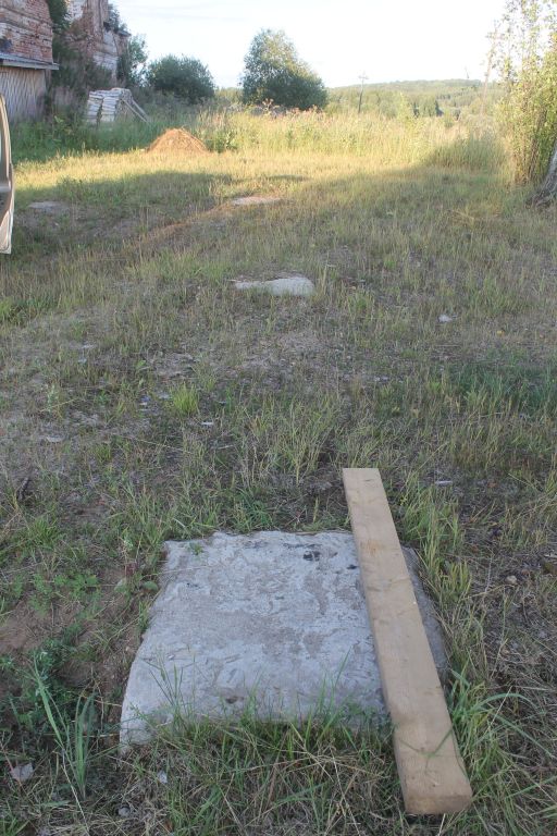 Церковь Рождества Христова, Учка (Лузский район, Кировская область). интерьер и убранство, Основание столбов ограды. Южная сторона.