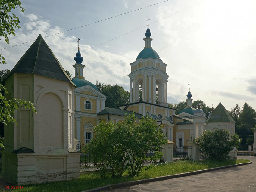 Церковь Иоанна Богослова, Могильцы (Богословское) (Пушкинский район и гг. Ивантеевка, Королёв, Московская область). фасады