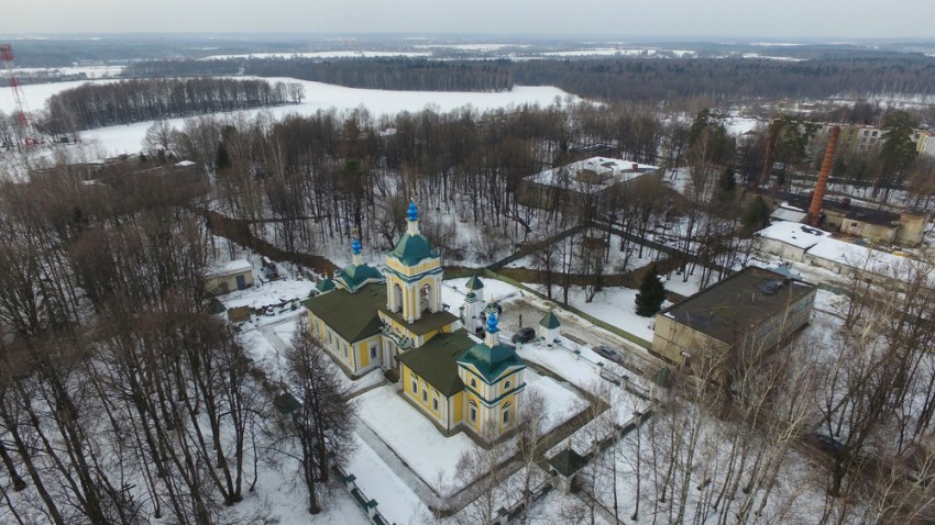 Церковь Иоанна Богослова, Могильцы (Богословское) (Пушкинский район и гг. Ивантеевка, Королёв, Московская область). общий вид в ландшафте