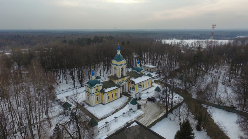 Церковь Иоанна Богослова, Могильцы (Богословское) (Пушкинский район и гг. Ивантеевка, Королёв, Московская область). общий вид в ландшафте