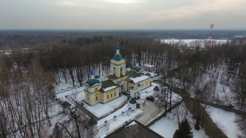 Могильцы (Богословское). Церковь Иоанна Богослова. общий вид в ландшафте