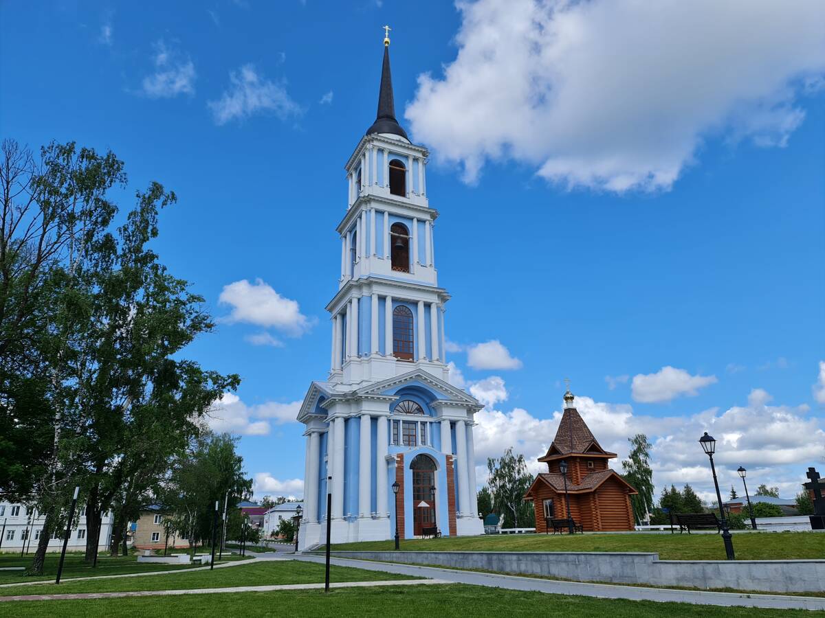 Колокольня церкви Николая Чудотворца, Венёв (Венёвский район, Тульская область). общий вид в ландшафте