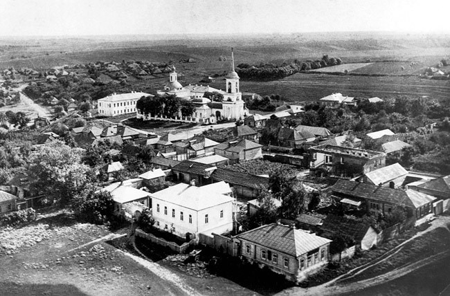 Собор Воскресения Словущего, Венёв (Венёвский район, Тульская область). архивная фотография, Панорама с колокольни Никольской церкви на Воскресенский собор. Фотография с сайта http://www.veneva.ru/old-foto-panoram.html