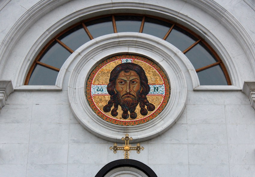 Церковь Георгия Победоносца, Самара (Самара, город, Самарская область). архитектурные детали, Мозаичный образ Спаса Нерукотворного над западным порталом