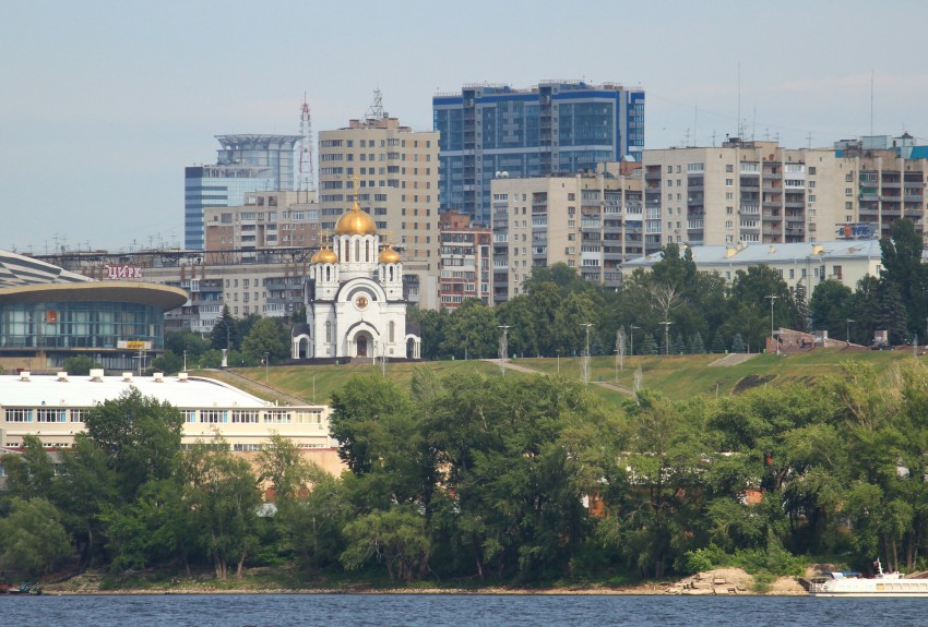 Самара. Церковь Георгия Победоносца. общий вид в ландшафте, Вид с Волги