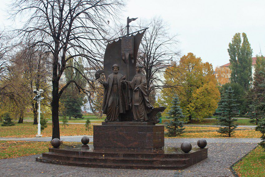 Церковь Георгия Победоносца, Самара (Самара, город, Самарская область). дополнительная информация, Памятник благоверным князьям Петру и Февронии с юго-западной стороны церкви