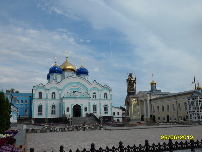 Задонск. Задонский Рождество-Богородицкий мужской монастырь. Церковь Рождества Богородицы. общий вид в ландшафте