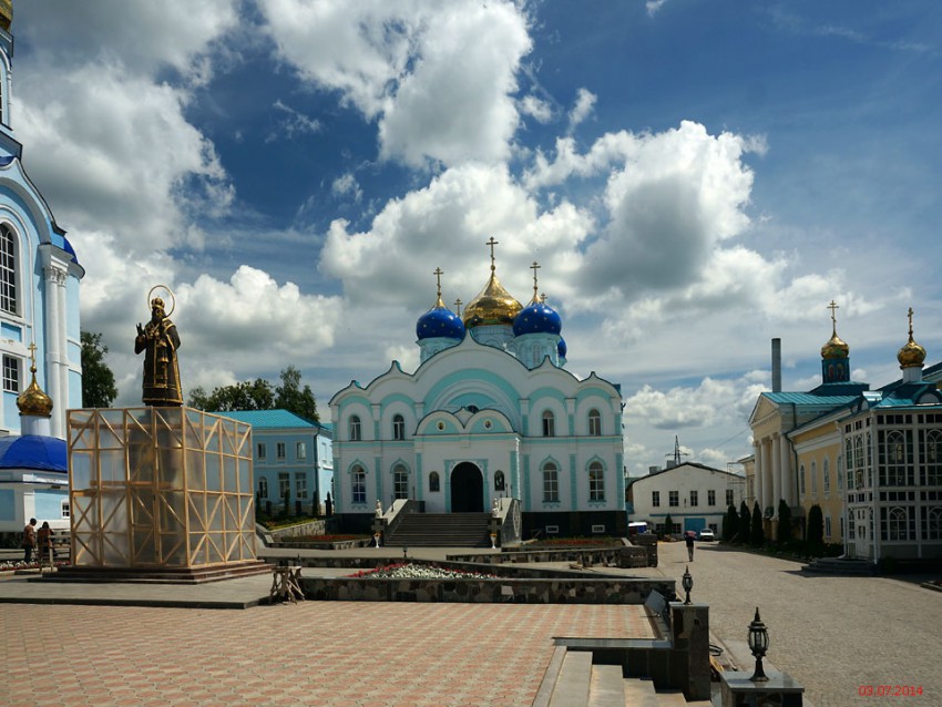 Задонск. Задонский Рождество-Богородицкий мужской монастырь. Церковь Рождества Богородицы. общий вид в ландшафте