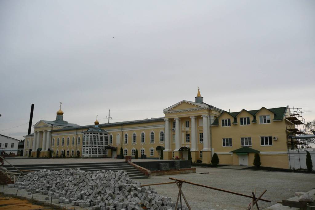 Задонск. Задонский Рождество-Богородицкий мужской монастырь. Трапезный корпус с церковью Вознесения Господня. фасады