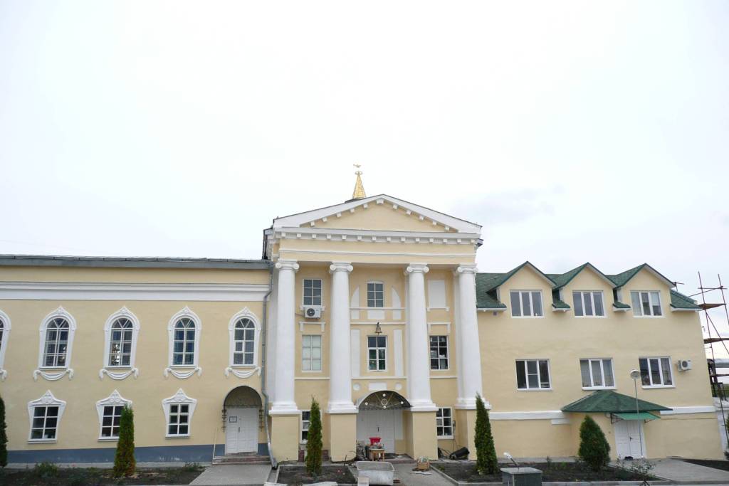 Задонск. Задонский Рождество-Богородицкий мужской монастырь. Трапезный корпус с церковью Вознесения Господня. фасады