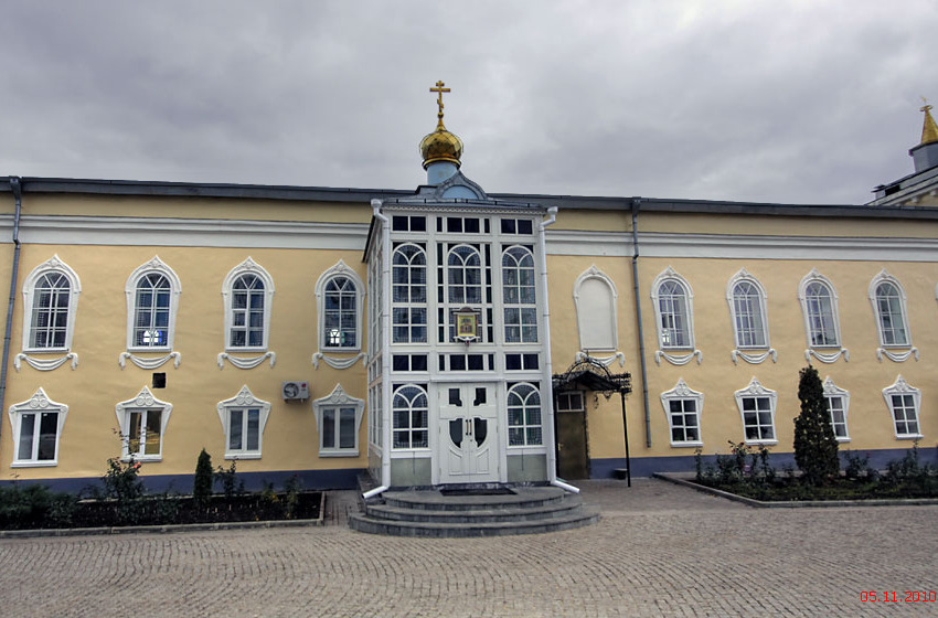 Задонск. Задонский Рождество-Богородицкий мужской монастырь. Трапезный корпус с церковью Вознесения Господня. фасады