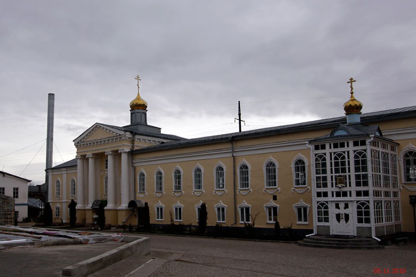 Задонск. Задонский Рождество-Богородицкий мужской монастырь. Трапезный корпус с церковью Вознесения Господня. фасады